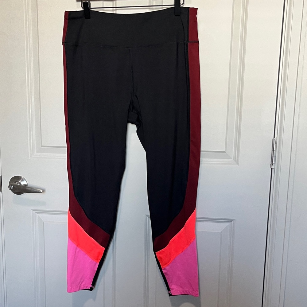 bebe Sport Black High-Waist Performance Legging
Color block 7/8 legging length